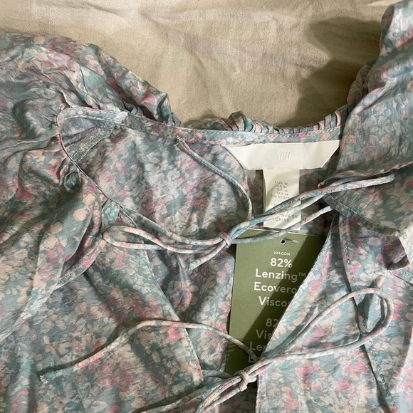 Beautiful collared tie blouse - Picture 2 of 3